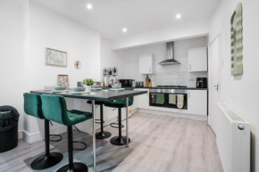 spacious 5 bedroom house - Liverpool - Free parking - contractors